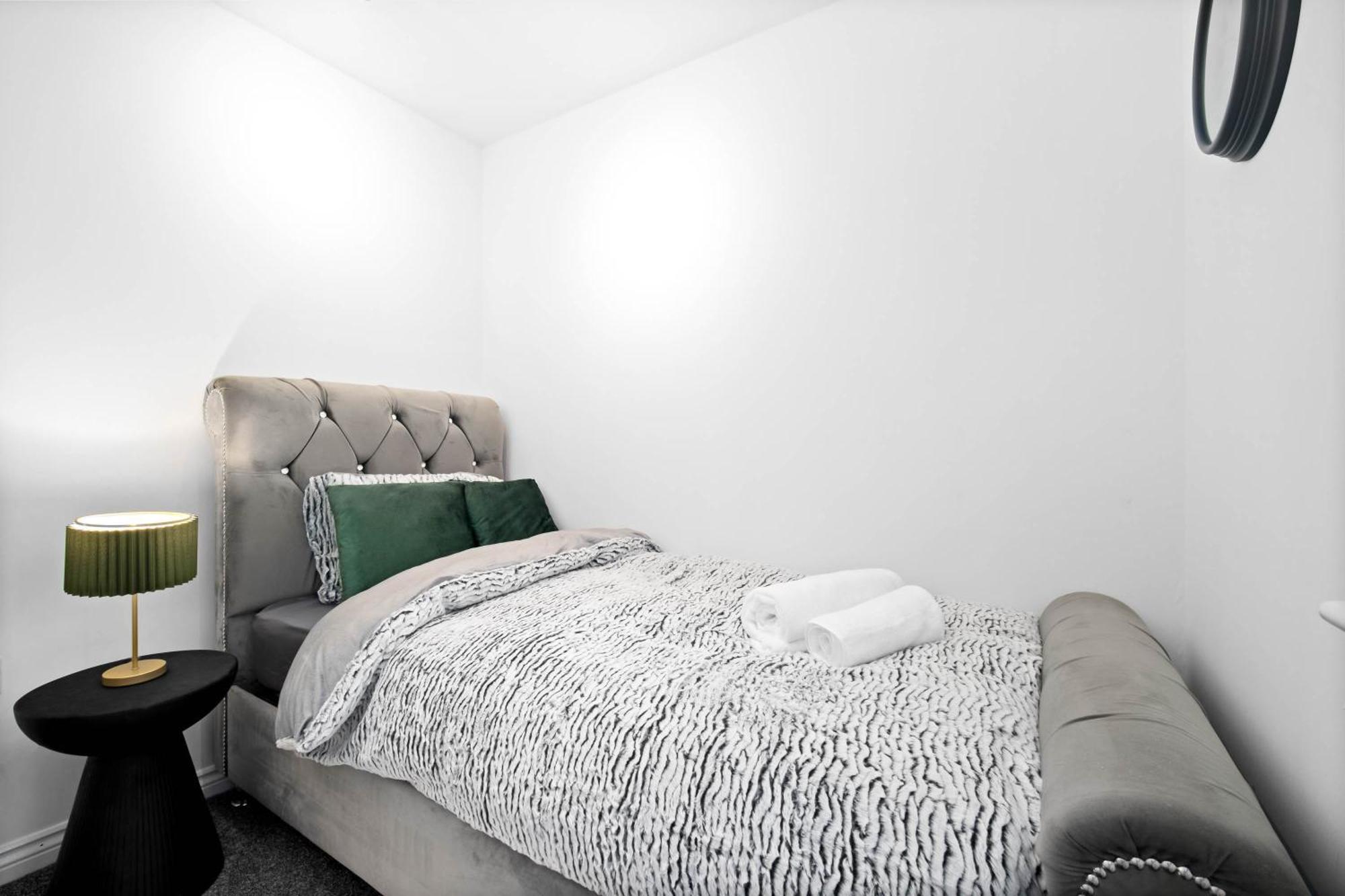 Harmony House 3 Bedroom New Build For Families, Contractors, Black Country Museum Sleeps 6 Tipton Exterior photo