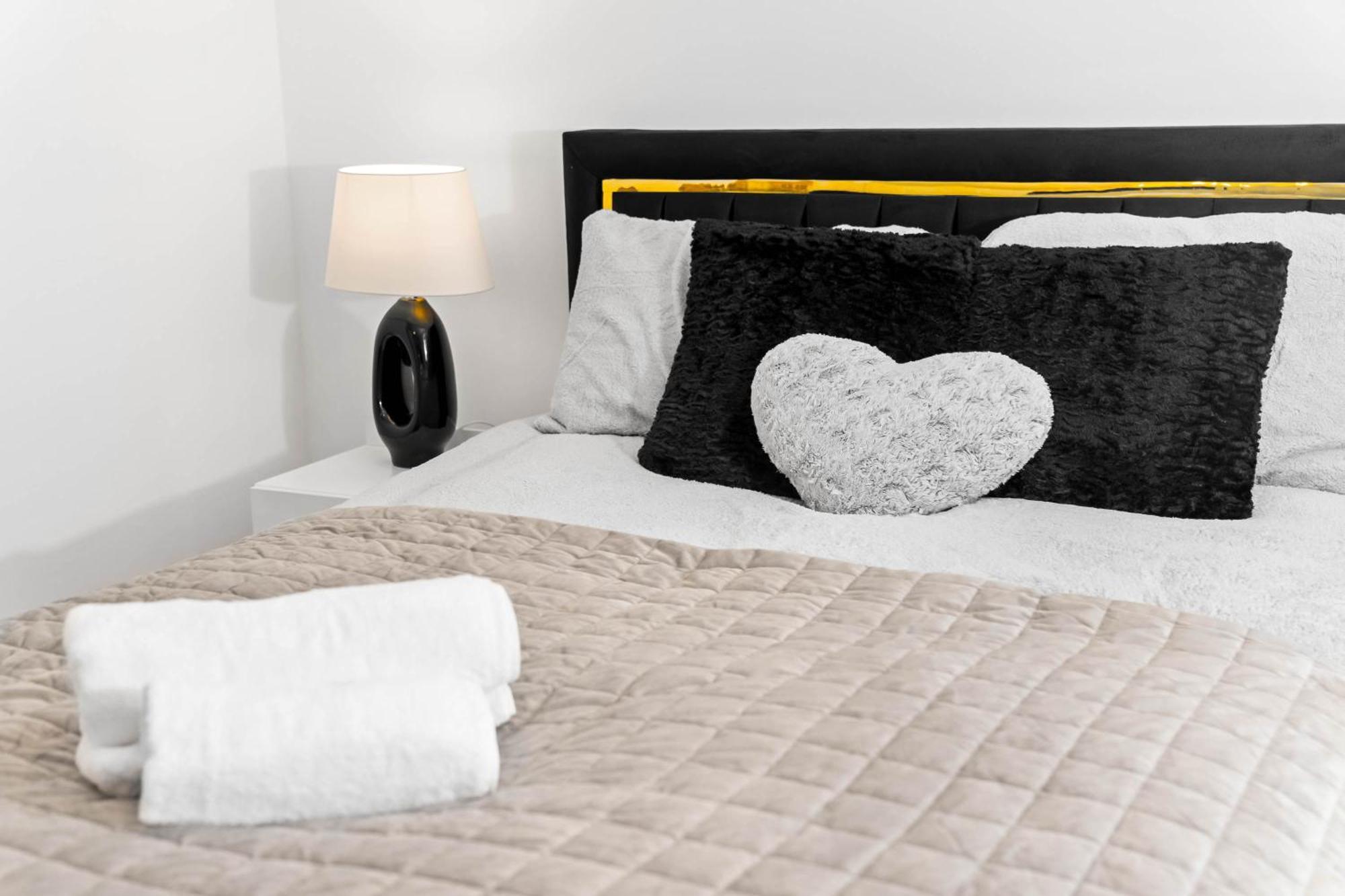 Harmony House 3 Bedroom New Build For Families, Contractors, Black Country Museum Sleeps 6 Tipton Exterior photo